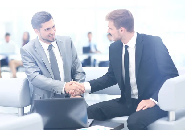 Wirtschaftsteam diskutiert gemeinsam Pläne — Stockfoto