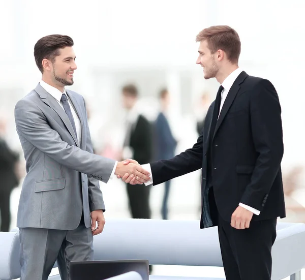 Empresários apertando as mãos durante uma reunião — Fotografia de Stock