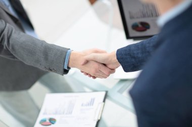 İş adamı ortağıyla anlaşma yapmak için el sıkışıyor.