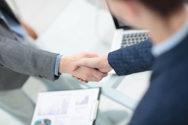 İş adamı ortağıyla anlaşma yapmak için el sıkışıyor.