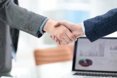 İş adamı ortağıyla anlaşma yapmak için el sıkışıyor.