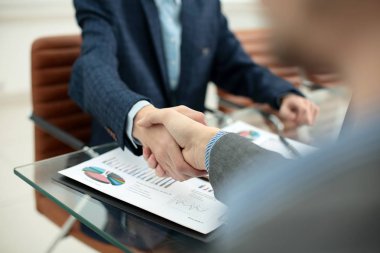 İş adamı ortağıyla anlaşma yapmak için el sıkışıyor.