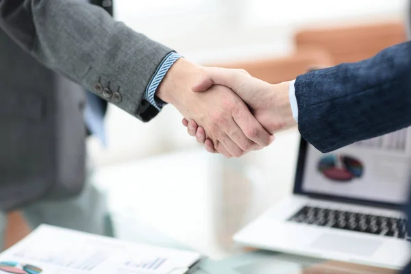 Бизнесмен пожимает руку, чтобы заключить сделку со своим партнером — стоковое фото