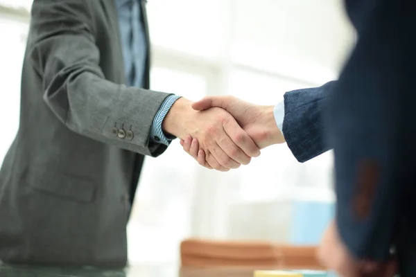 Hombre de negocios estrechando la mano para sellar un trato con su compañero — Foto de Stock