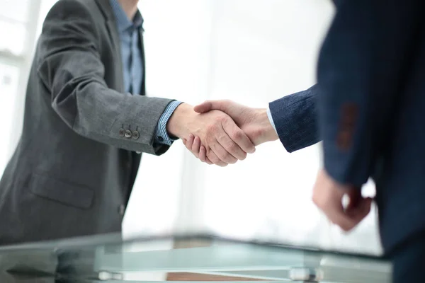 Zakenman schudden handen om een deal met zijn partner te verzegelen — Stockfoto