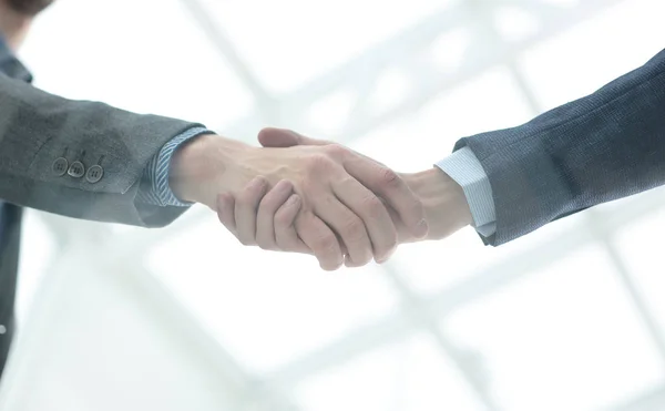 Geschäftsmann schüttelt seiner Partnerin die Hand, um einen Deal zu besiegeln — Stockfoto