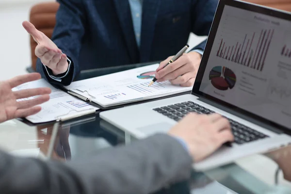 Grupo de empresarios ocupados discutiendo asuntos financieros durante — Foto de Stock