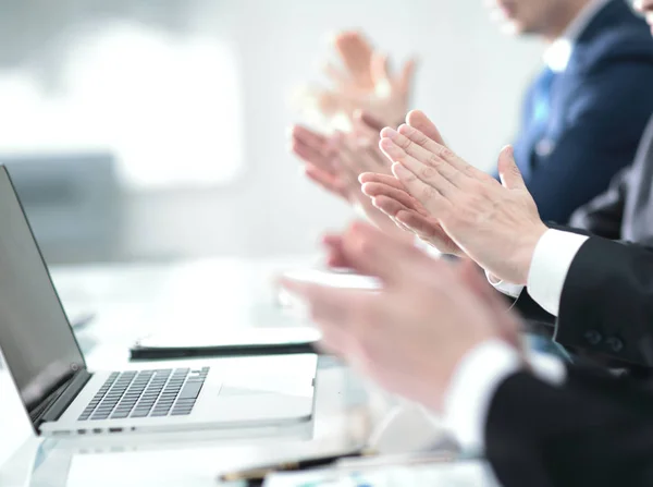Mãos masculinas aplaudindo após apresentação do projeto em conferenc — Fotografia de Stock