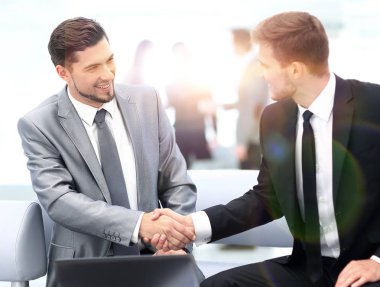 İş ekibi planlarını tartışıyor.