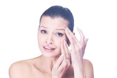 Genç kızın yüzü ve Isola görünebilir kırışıklıkları incelenmesi