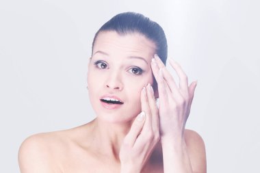 Genç kadın ISO yüzü ve görünebilir, kırışıklıkları incelenmesi