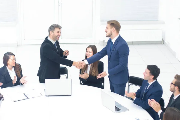 Zakelijke partners na een zakelijke bijeenkomst schudden handen confirmin — Stockfoto