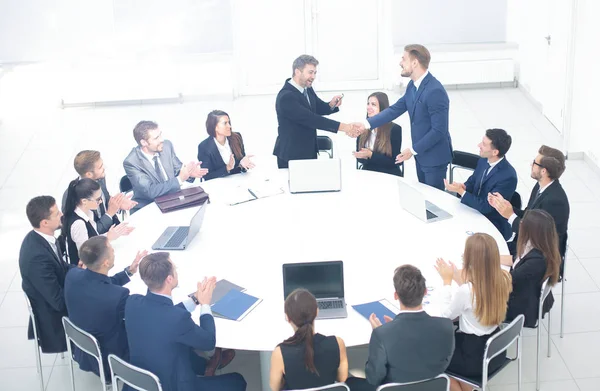 Les dirigeants des deux équipes d'affaires serrent la main lors d'une réunion d'affaires — Photo