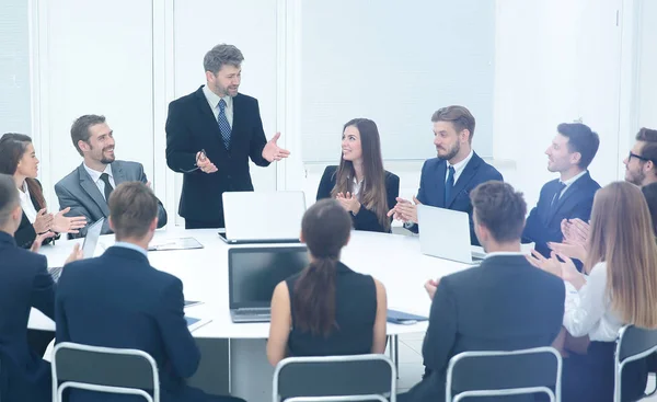 Commercial Director begins the workshop with business team — Stock Photo, Image