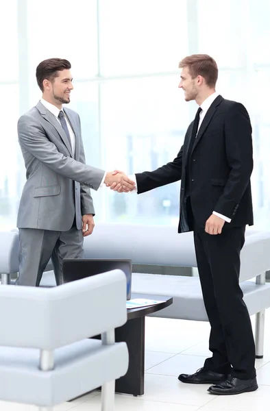 Gente de negocios dándose la mano durante una reunión —  Fotos de Stock