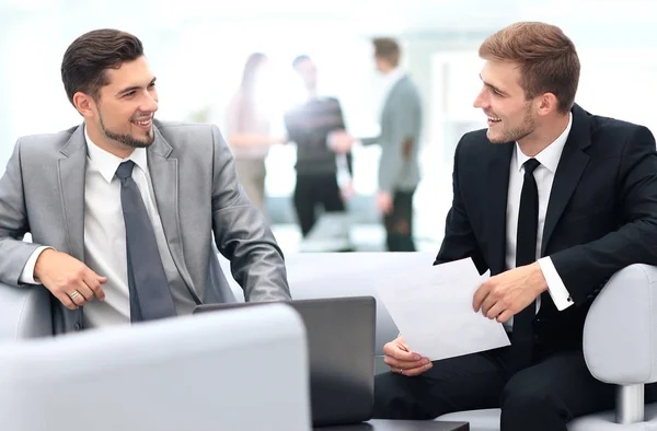 Imagen de socios comerciales discutiendo documentos e ideas en mee —  Fotos de Stock