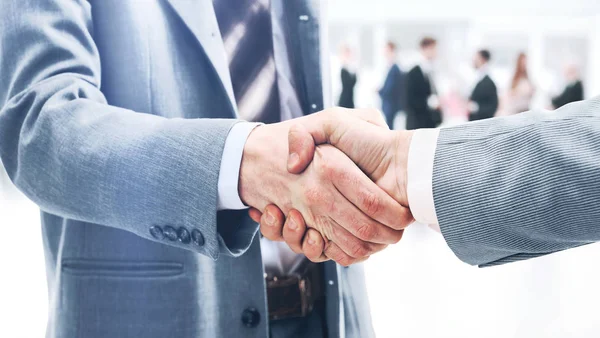 Nahaufnahme des Handschlags als Zeichen erfolgreicher Zusammenarbeit und — Stockfoto