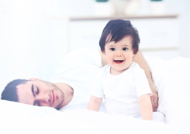 Babası onun yeni doğan ile yere serdi