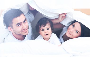 Çekici genç aile yatak odasında