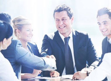 İki işadamı büyük bir anlaşma yaptıktan sonra el sıkışıyor.