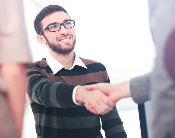 Gerente saludando a nuevo empleado y sonriendo en la oficina —  Fotos de Stock