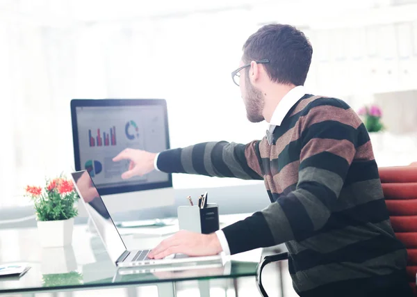 Successul hombre de negocios que trabaja en una oficina soleada moderna. Análisis. —  Fotos de Stock