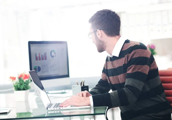 Knappe jonge zakenman, werkzaam in de vergaderzaal. — Stockfoto