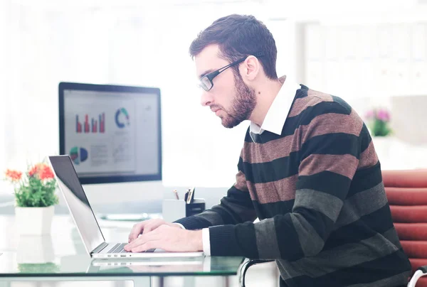 Young man working on laptop. Modern office. Business project — Stock Photo, Image