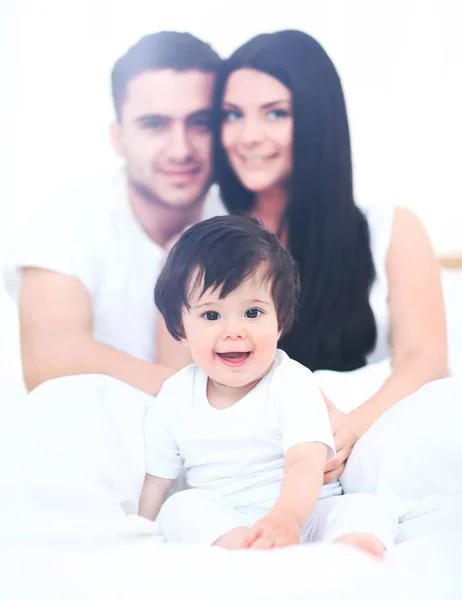 Familia con niños pequeños a la cama en el dormitorio — Foto de Stock