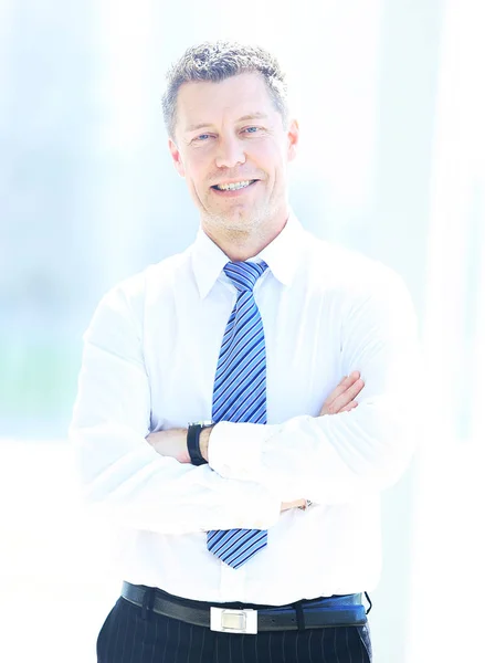 Portrait d'homme d'affaires souriant heureux dans un bureau moderne — Photo