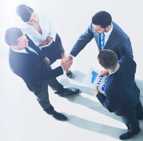 Blick von oben auf erfolgreiche Unternehmensführer, die im Büro einen Deal abschließen — Stockfoto