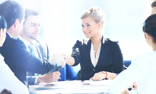 Feliz hombre y mujer de negocios estrechando las manos — Foto de Stock