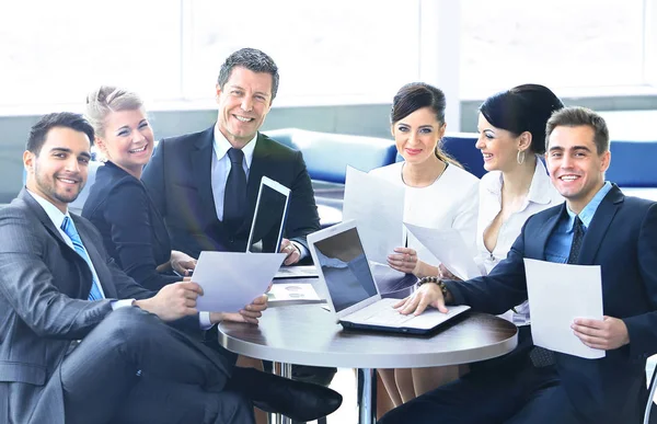 Groep van gelukkig zakenmensen in een vergadering op kantoor — Stockfoto