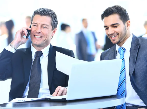 Business män diskuterar tillsammans på ett kontor — Stockfoto