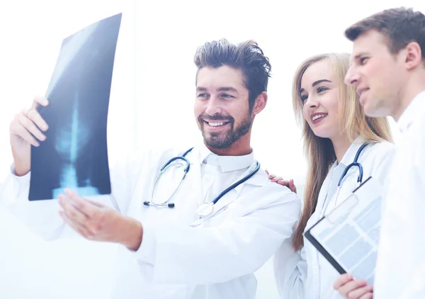 Skupina lékařů zkoumání rentgen v nemocnici — Stock fotografie
