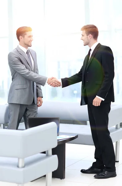 Zakenmensen schudden elkaar de hand tijdens een vergadering — Stockfoto