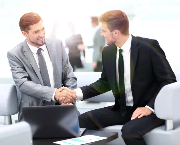 Business team bespreekt samen plannen — Stockfoto