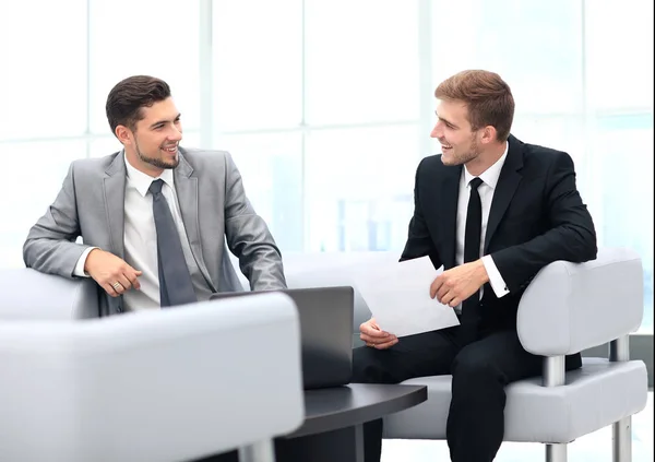 Imagem de parceiros de negócios discutindo documentos e ideias em mim — Fotografia de Stock