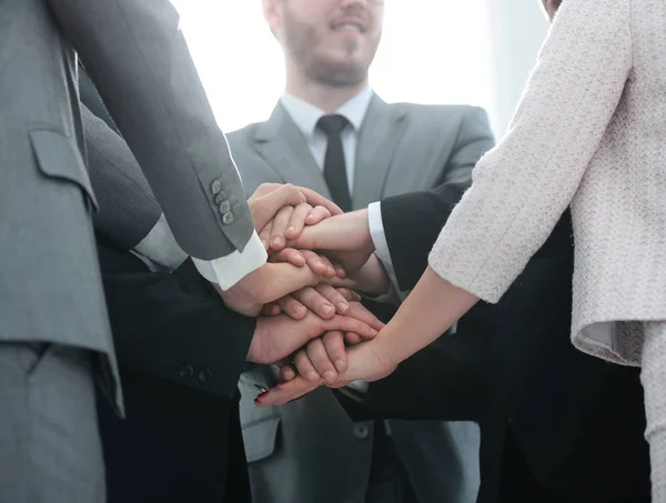 Concepto de éxito del equipo: equipo de negocios de pie con la mano doblada —  Fotos de Stock