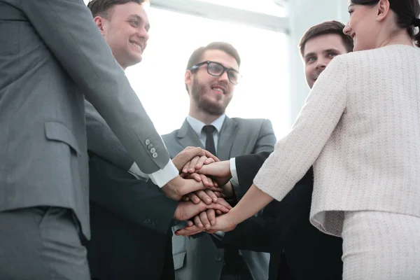 Concept van vertrouwen in elkaar: business team staan met — Stockfoto