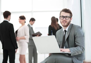 iletişim kavramı: işadamı k şık bir dizüstü bilgisayar ile