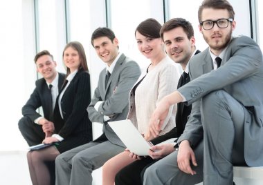 pencere içinde oturan üniversite öğrencilerinin grup lo