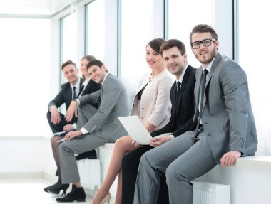 pencere yeni ofisinde oturup iş takım