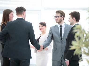 iş takım office.a dostu el sıkışma, yatırımcılar karşılar