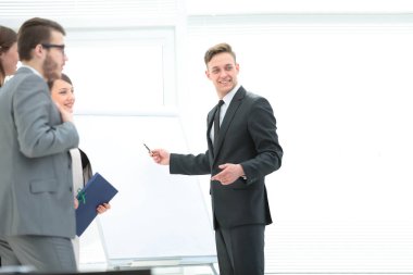 yeni bir iş sunumu bl yakınındaki tartışırken iş takım