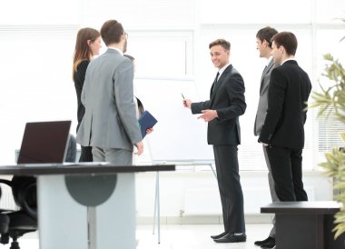 Büro hayatı. iş takım bir iş sunumu için hazırlanıyor