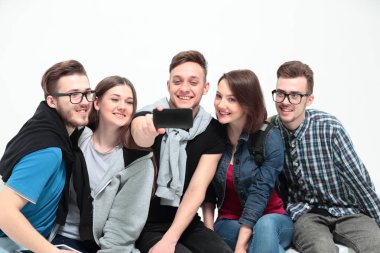 gençlerin grup bankta oturan gülümsüyor ve bir s gönderir