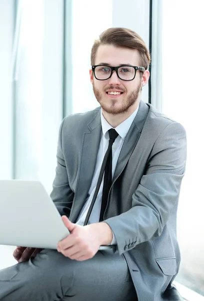 Крупним планом - успішний бізнесмен-блогер з ноутбуком сидить — стокове фото