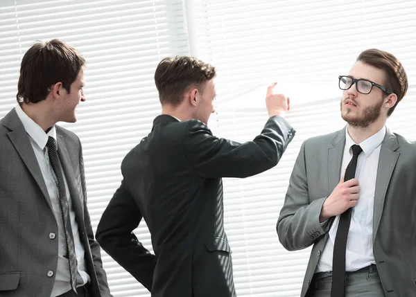 CFO e equipe de negócios discutem o lucro da empresa no escritório — Fotografia de Stock