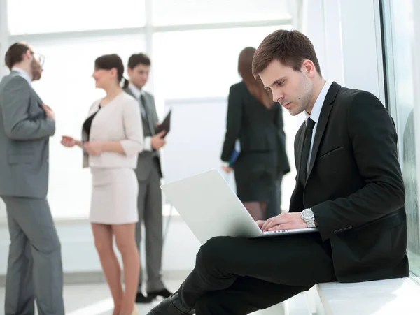 Communication concept:businessman working with laptop on the kne — Stock Photo, Image